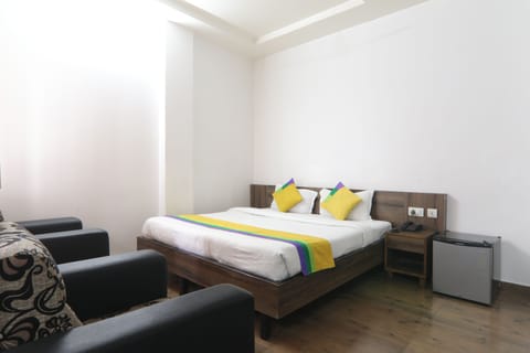 Deluxe Double Room | Premium bedding, desk, iron/ironing board, rollaway beds