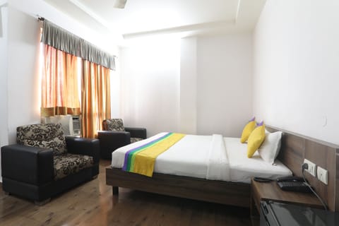 Family Room | Premium bedding, desk, iron/ironing board, rollaway beds
