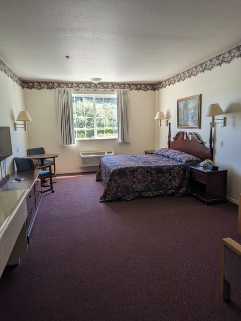 Standard Room, 1 King Bed, Refrigerator & Microwave | Iron/ironing board, free WiFi, bed sheets