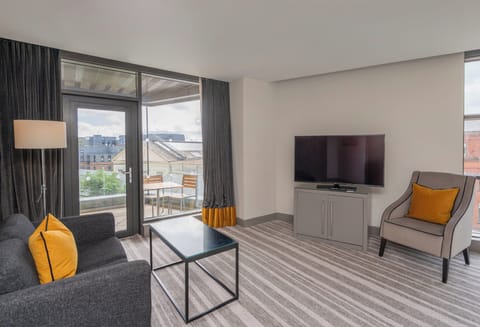 Junior Suite, 1 King Bed, Club Lounge Access | Egyptian cotton sheets, premium bedding, minibar, in-room safe