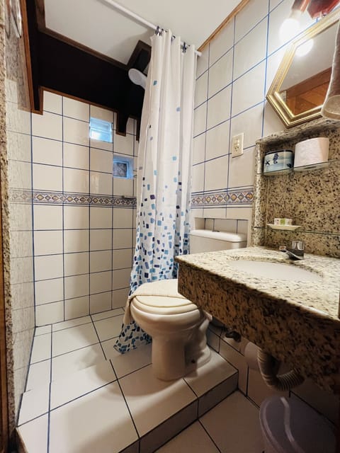 Economy Suite | Bathroom | Free toiletries