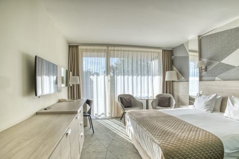 Premium Double Room | Minibar, in-room safe, desk, soundproofing