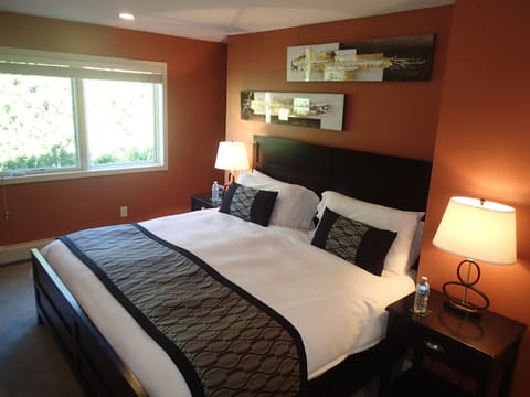 Suite, 1 King Bed, Non Smoking, Valley View | In-room safe, individually decorated, individually furnished