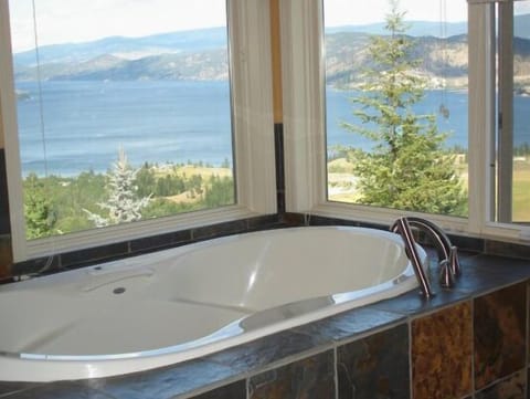 Deep soaking bathtub