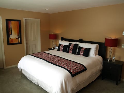 Suite, 1 King bed or 2 Twin beds, Non Smoking, Garden View | In-room safe, individually decorated, individually furnished