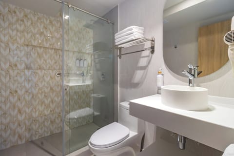 Superior Room, Sea View | Bathroom | Shower, towels, soap, shampoo