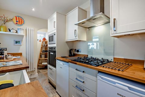 Tukes Cottage Kitchen - StayCotswold