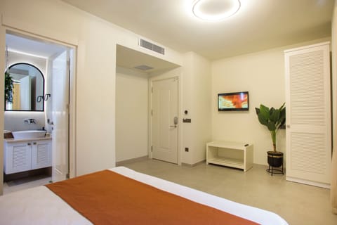 Standard Room | In-room safe, laptop workspace, soundproofing, iron/ironing board