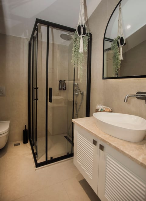 Deluxe Penthouse | Bathroom | Shower, rainfall showerhead, free toiletries, slippers