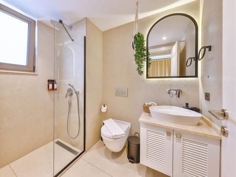 Standard Room | Bathroom | Shower, rainfall showerhead, free toiletries, slippers