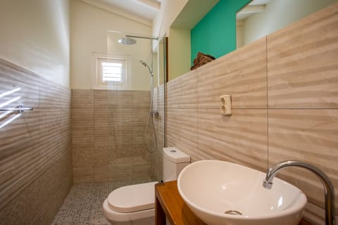 Family Cottage | Bathroom | Shower, free toiletries, hair dryer, towels