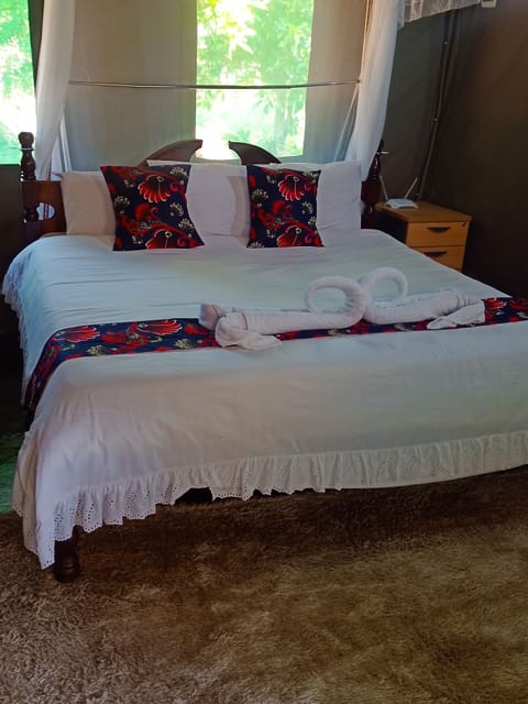 Deluxe Cottage | Iron/ironing board, free WiFi