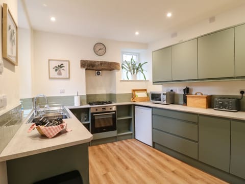 Cottage | Private kitchen | Fridge, dishwasher, electric kettle, toaster