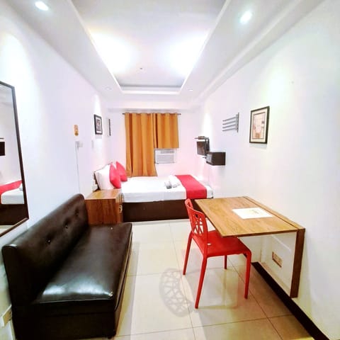 Standard Room, 1 Double Bed | In-room safe, desk, iron/ironing board, free WiFi