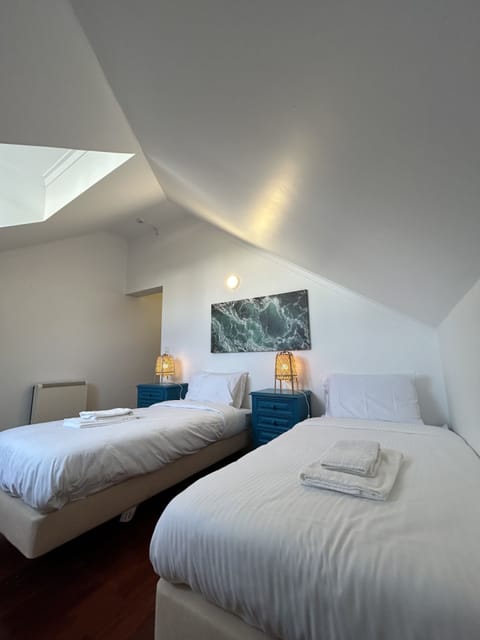 Basic Double or Twin Room, 2 Twin Beds, Non Smoking | Free WiFi, bed sheets