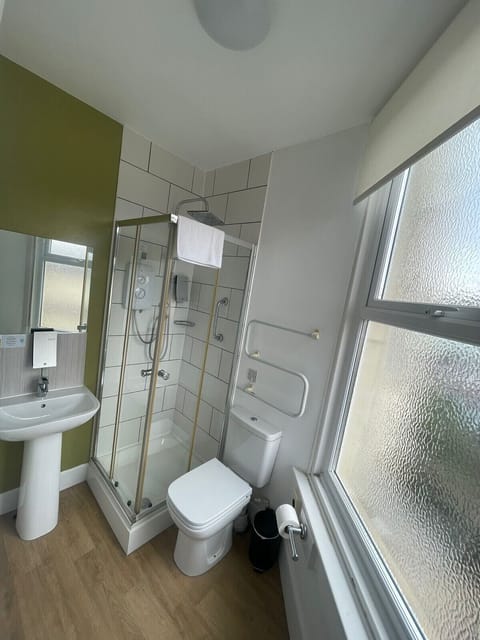 Standard Double Room | Bathroom | Free toiletries, towels, soap, shampoo