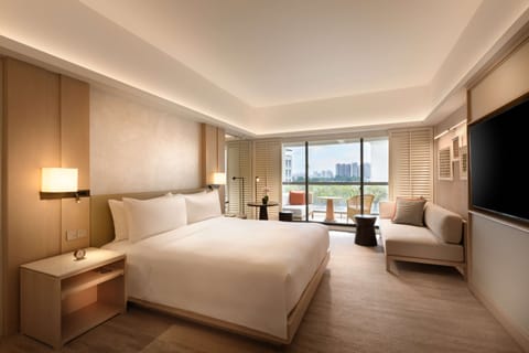 Premium Suite, 1 King Bed | Hypo-allergenic bedding, down comforters, minibar, in-room safe