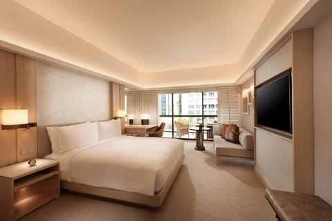 Premium Room, 1 King Bed, Balcony | Hypo-allergenic bedding, down comforters, minibar, in-room safe