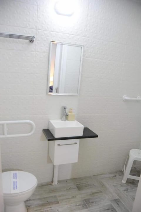 Basic Double or Twin Room | Bathroom | Shower, rainfall showerhead, hair dryer, towels