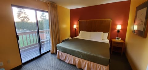 Executive Suite (No Pets) | Soundproofing, iron/ironing board, rollaway beds, free WiFi