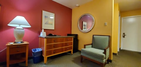 One King Deluxe (No Pets) | Soundproofing, iron/ironing board, rollaway beds, free WiFi