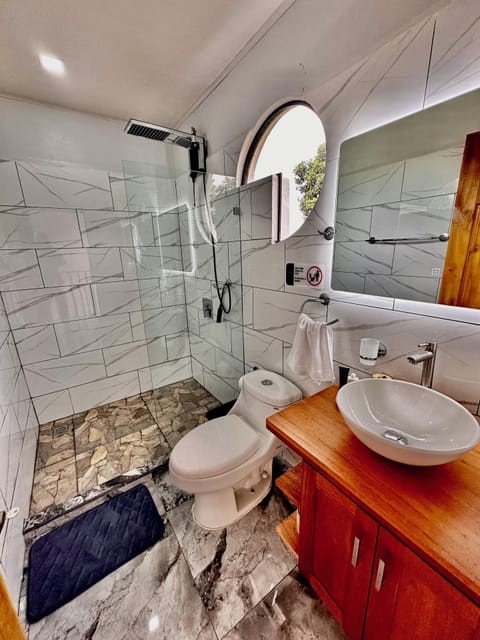 Deluxe Villa | Bathroom | Shower, rainfall showerhead, towels