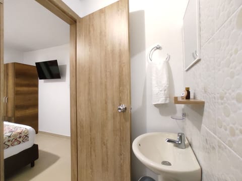 Business Room, 1 Queen Bed | Bathroom | Shower, free toiletries, towels, soap