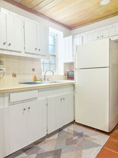 Comfort Studio Suite | Private kitchen | Full-size fridge, microwave, stovetop, toaster