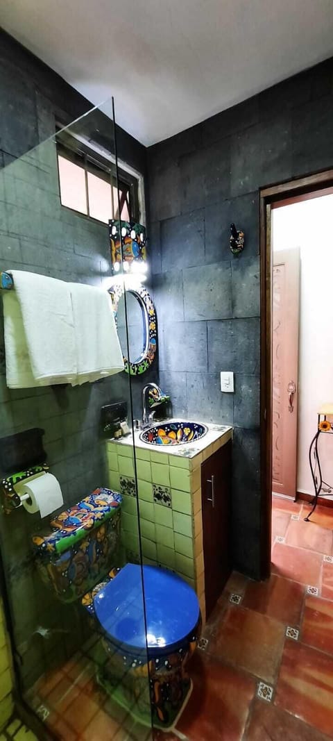 Classic Room, 1 Bedroom | Bathroom | Shower, towels, soap, shampoo