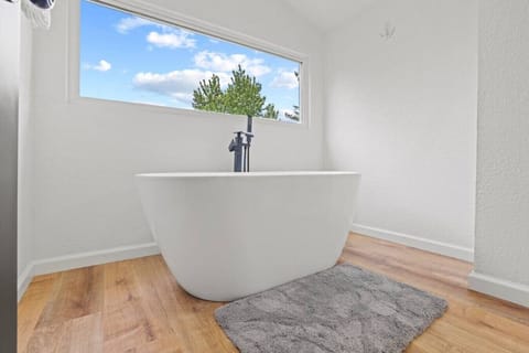 2nd floor bathroom soaker tub