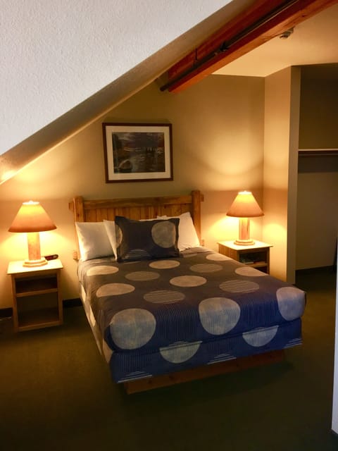 Family Suite, 2 Queen Beds, Kitchenette, Mountain View | Iron/ironing board, free WiFi, wheelchair access