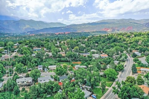 Nestled in a peaceful neighborhood, this home offers a serene escape with stunning mountain views nearby. Enjoy easy access to top attractions while staying in a quiet, tree-lined setting.