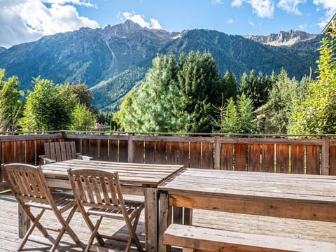 La grande terrasse privative avec vue sur les montagnes