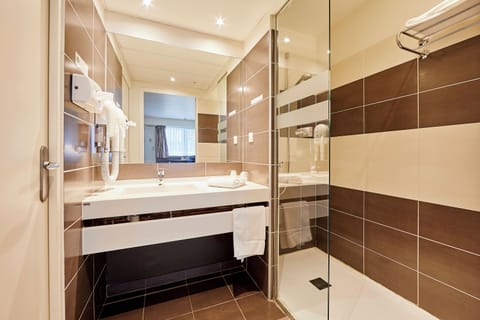 Twin Room | Bathroom | Hair dryer, heated floors, towels, soap