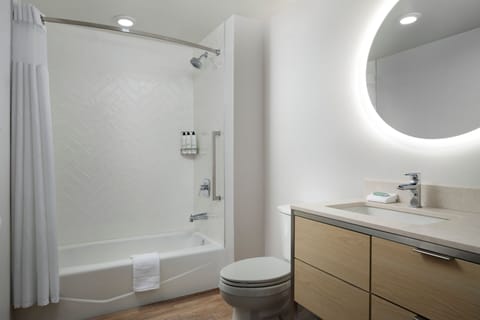 Studio, 2 Queen Beds | Bathroom