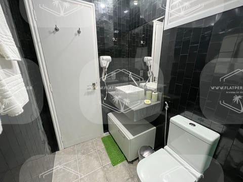 Suite | Bathroom | Shower, designer toiletries, hair dryer, towels