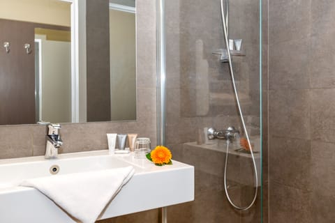 Superior Twin Room | Bathroom | Free toiletries, hair dryer, towels