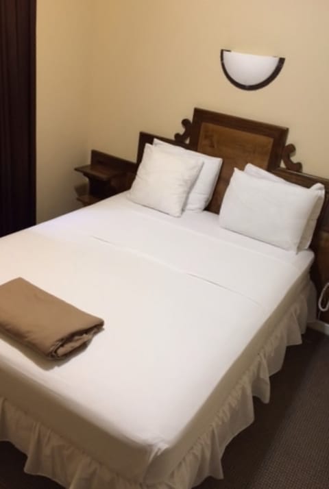 1 Queen Size Bed | Free WiFi, bed sheets