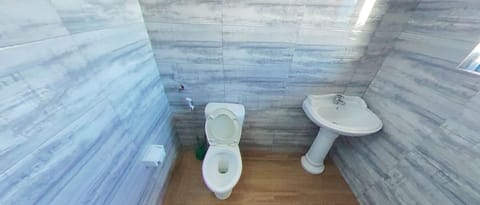 Standard Double Room | Bathroom | Shower, rainfall showerhead, bidet, towels