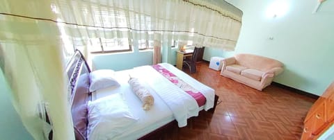 Executive Double Room | Desk, bed sheets