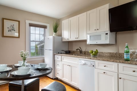 Dory Cottage (Pet Friendly) | Private kitchen