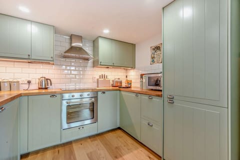 The Old School House Kitchen - StayCotswold