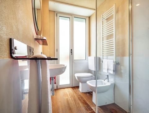 Deluxe Room | Bathroom | Shower, rainfall showerhead, designer toiletries, hair dryer