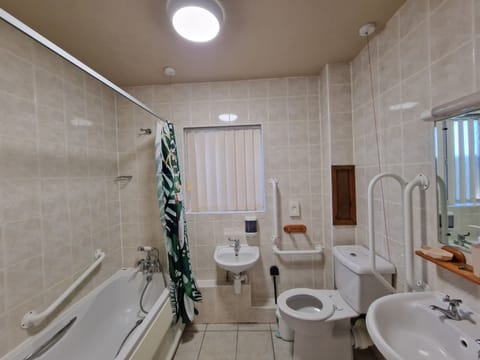 Suite, Accessible, Ensuite (Disability Access) | Bathroom | Shower, hair dryer, towels