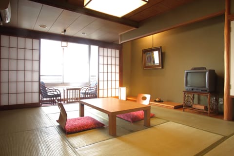 Japanese Style Room | In-room safe, desk, soundproofing, free WiFi