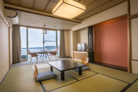 Japanese Style Room | In-room safe, desk, soundproofing, free WiFi