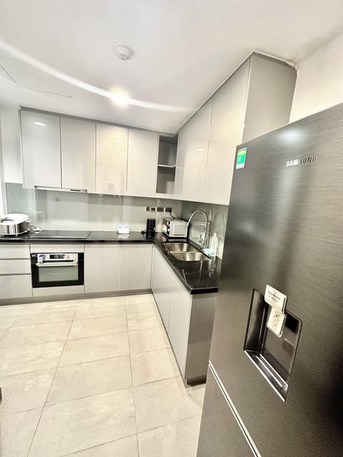 Design Apartment | Private kitchen | Full-size fridge, microwave, oven, stovetop