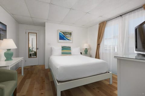 Suite, 1 Queen Bed (with Spa Bath) | Hypo-allergenic bedding, iron/ironing board, free WiFi, bed sheets