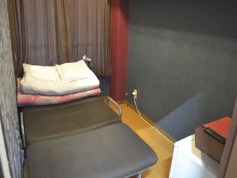 Basic Single Room, 1 Twin Bed | Desk, free WiFi