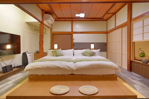 Executive Room, 1 Bedroom, Non Smoking, Bathtub | In-room safe